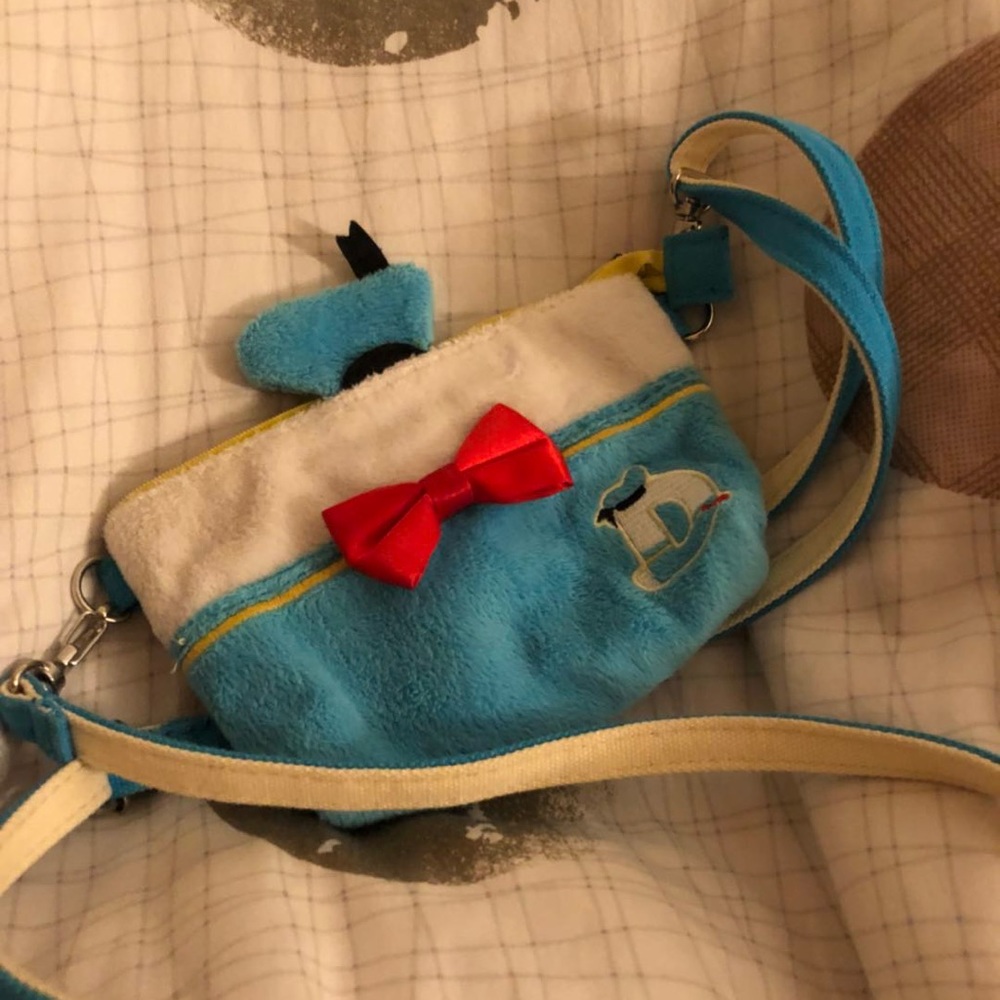 Donald Duck smartphone crossbody bag